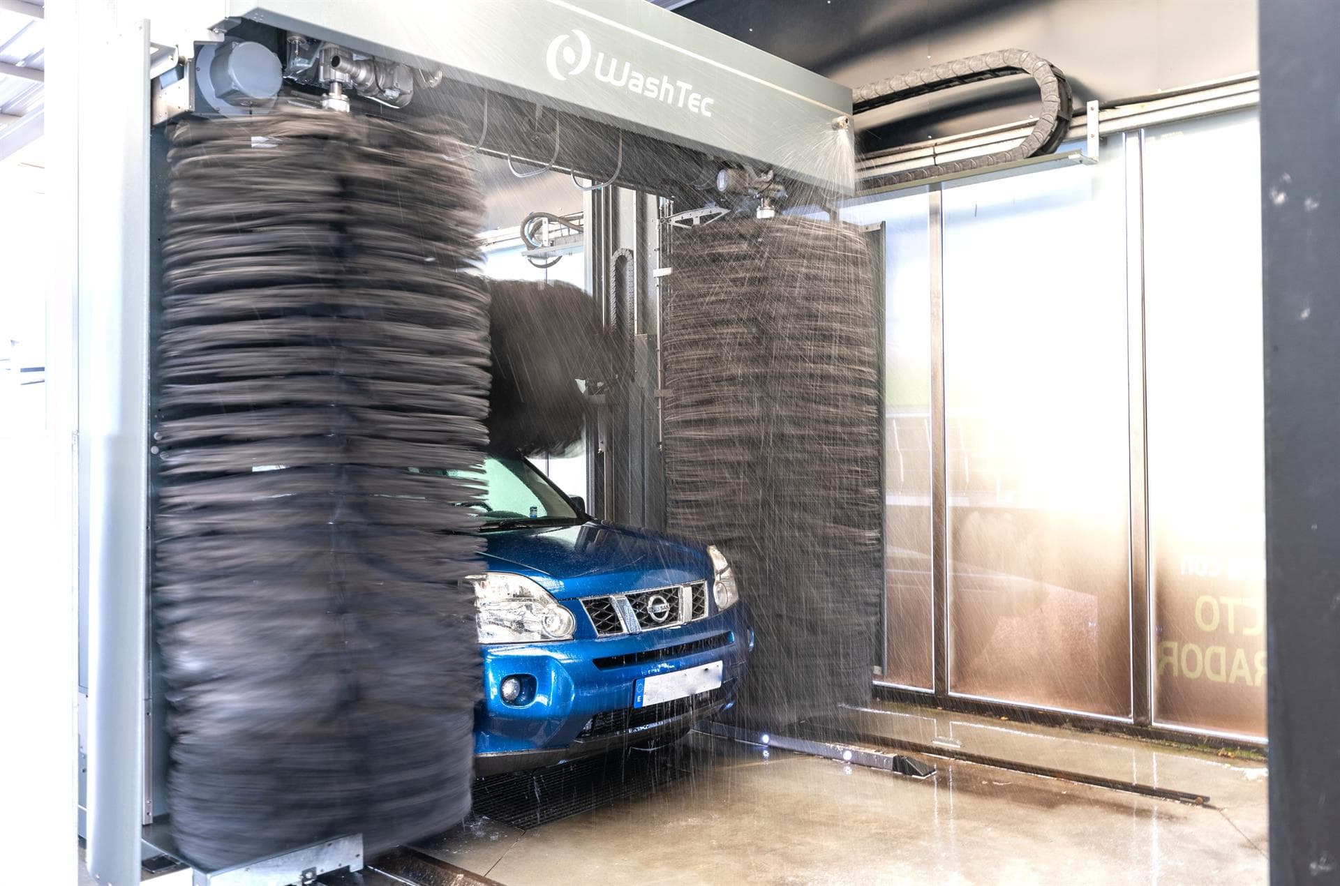 Disfruta de la comodidad de lavar el coche en nuestra estación de servicio