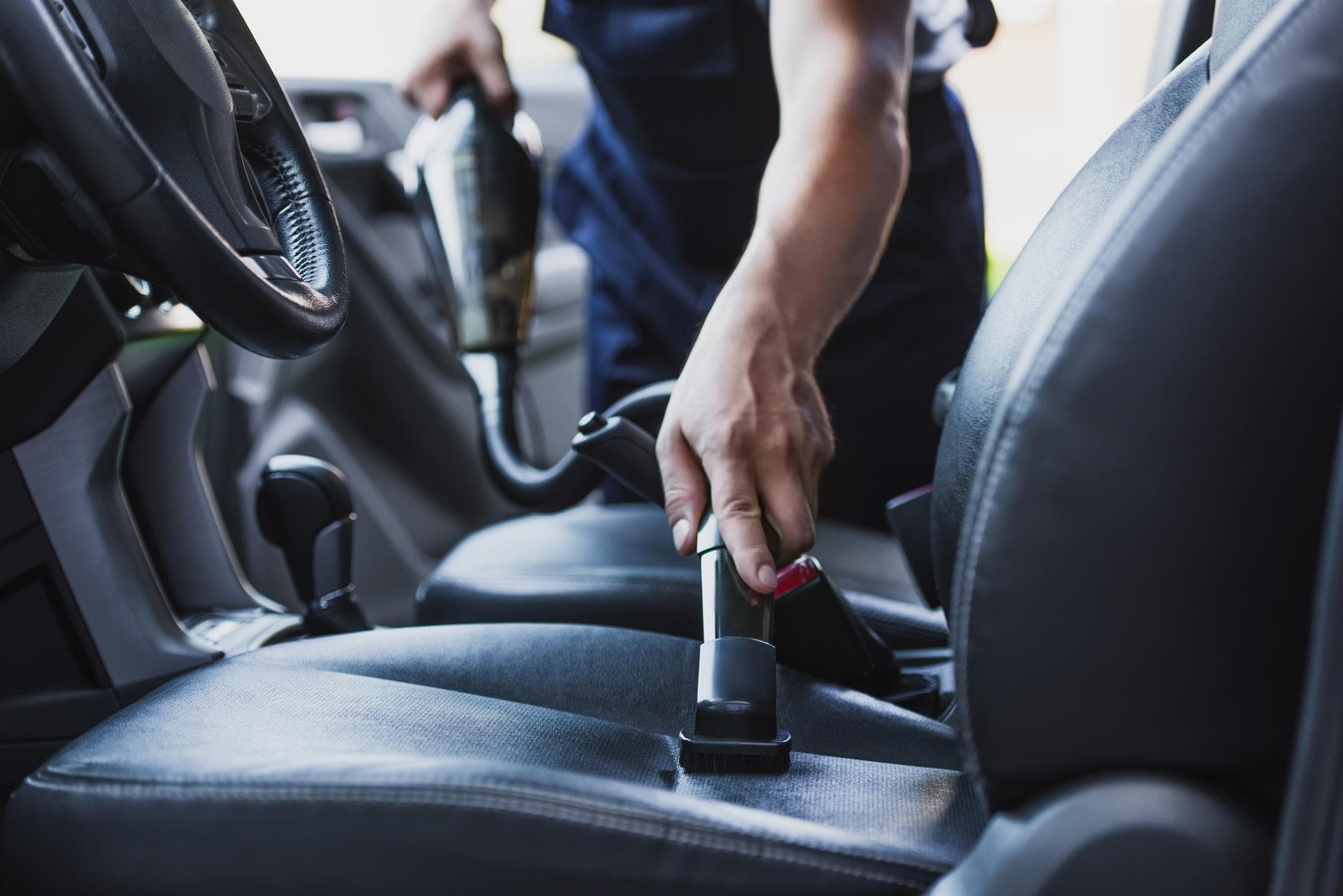 Te contamos las razones por las que deberías limpiar tu coche por dentro